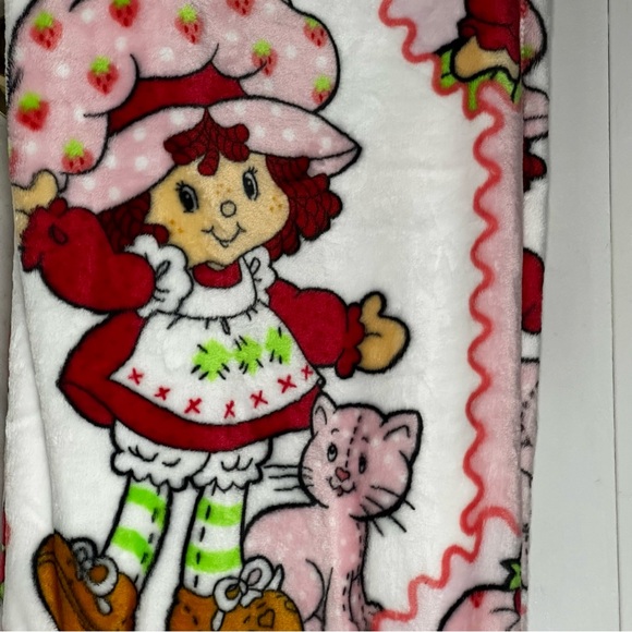 Strawberry Shortcake Viral Plush Throw Blanket. Kids/Women - Picture 3 of 6